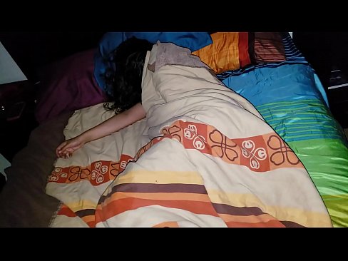 ❤️ सौतेला बेटा सोते समय अपनी युवा सौतेली माँ को डांटता है। गुदा वीडियो हम पर